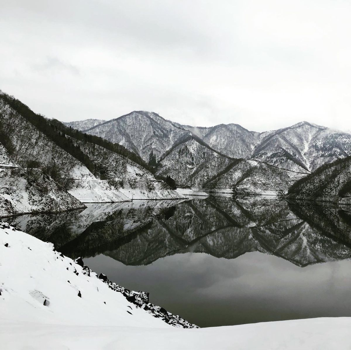 念願の九頭竜ダムに来た！

雪のロックフィルダム、美しすぎる。
ダム湖に映...