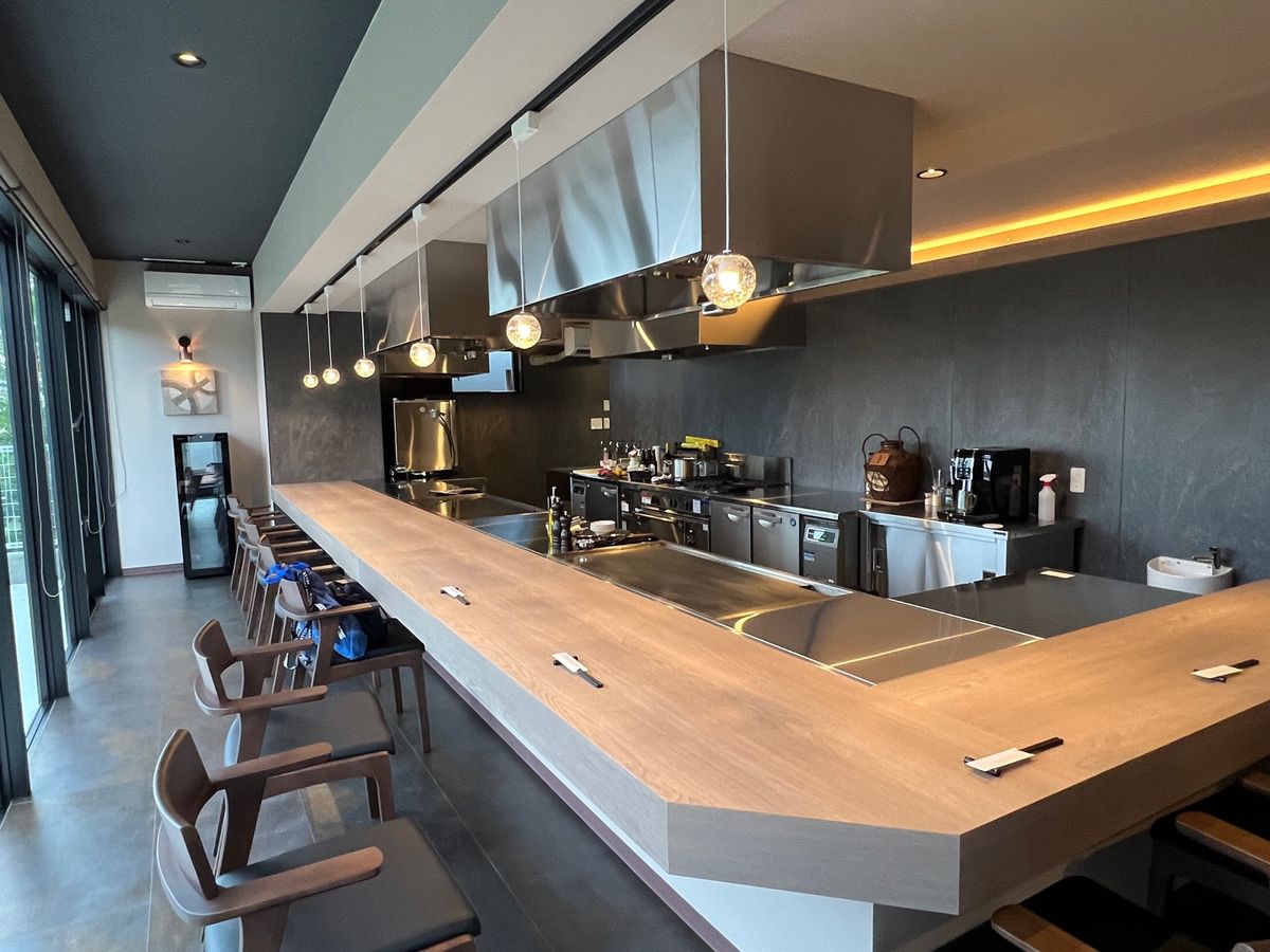 沖縄北谷町
鉄板焼　みや
●鉄板焼カウンター
●牛たたき

10年以上前に...