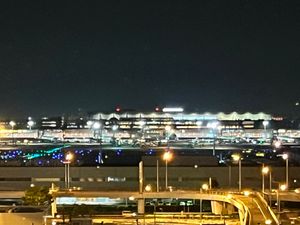 ●羽田東急エクセルホテルの部屋から見た羽田空港
●機上から見た空
●着陸ち...