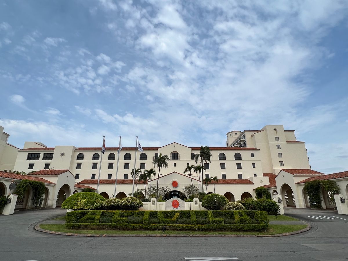 沖縄県読谷村
●ホテル日航アリビラの正面玄関
●アリビラの中庭の花壇
●S...