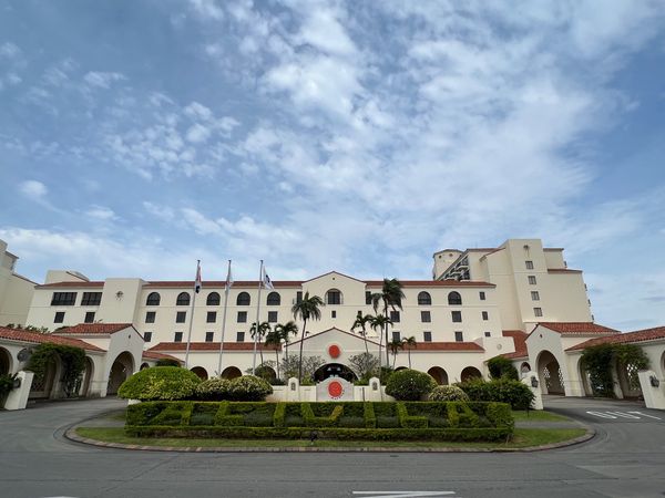 日本・沖縄県「年に一度の沖縄旅行2023」の写真：沖縄県読谷村
●ホテル日航アリビラの正面...