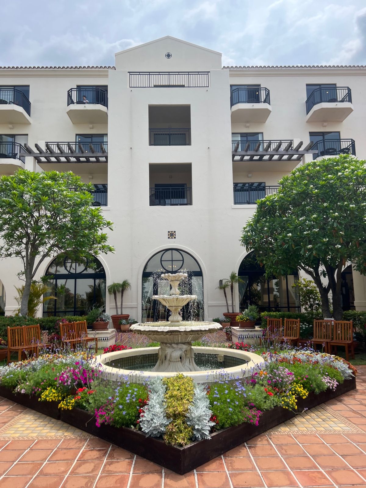 沖縄県読谷村
●ホテル日航アリビラの正面玄関
●アリビラの中庭の花壇
●S...