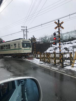 雪が降る中の金閣寺