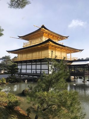 雪が降る中の金閣寺