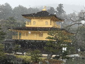 雪が降る中の金閣寺