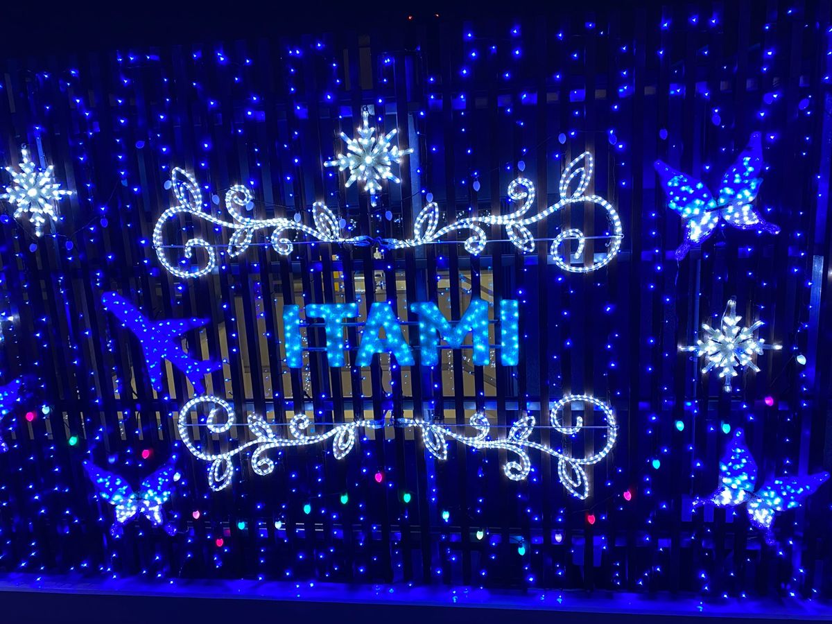 伊丹空港に到着✈️
551HORAIというお店で、久々の肉まんを食べて満足...