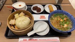 伊丹空港に到着✈️
551HORAIというお店で、久々の肉まんを食べて満足...