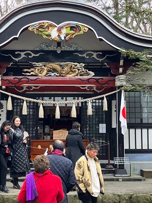 初めて忍野八海へ行きました。
池の水が透き通ってて綺麗でした。

金運の神...