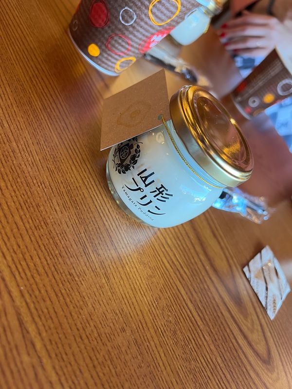 日本・山形県「行こう行こうと言われて」の写真：宿の前のプリン屋🍮　普通