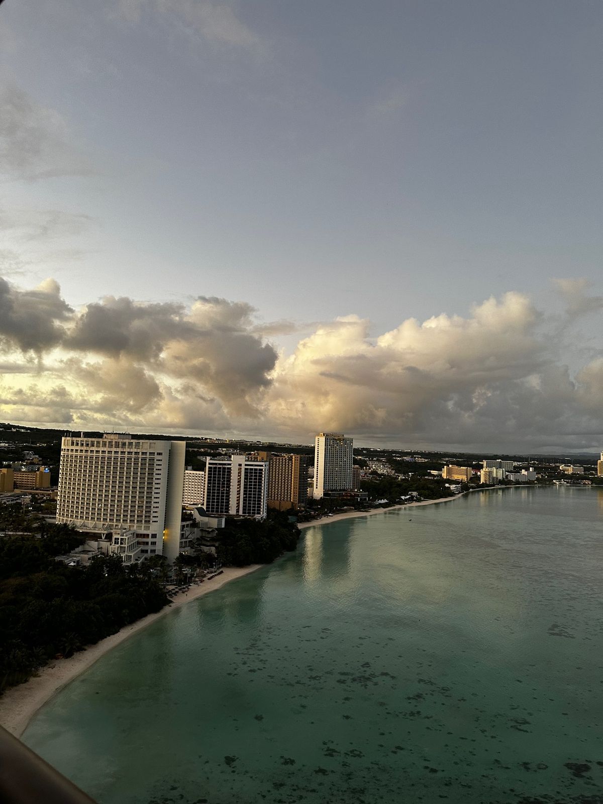 夜明け前と夜明け後の眺め。グァムは日本と違い天の川の時期が違うのでこの時期...