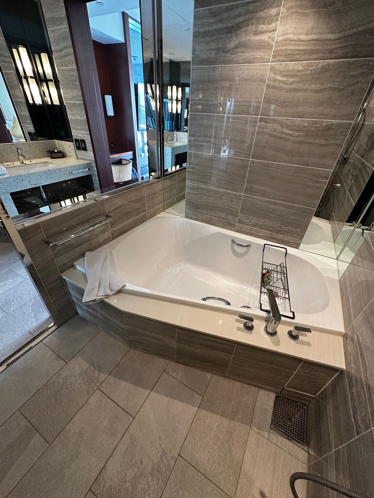 ツバキタワーに到着！

部屋はジュニアスイート。新しく綺麗で広い〜。そして...