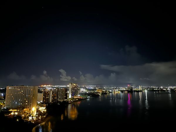 グアム「20年ぶりにグアム島へ！」の写真：夜明け前と夜明け後の眺め。グァムは日本と...