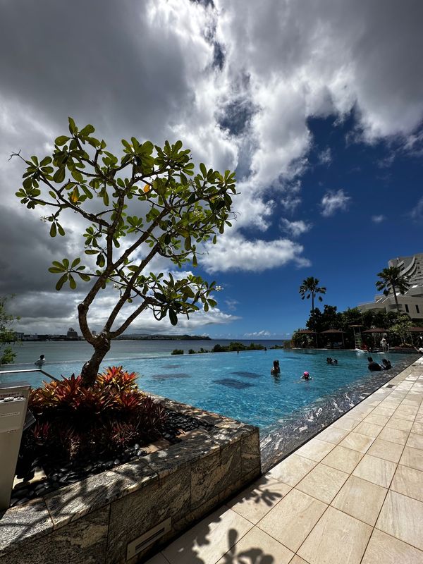 グアム「20年ぶりにグアム島へ！」の写真：ツバキタワーのインフィニティプール

結...