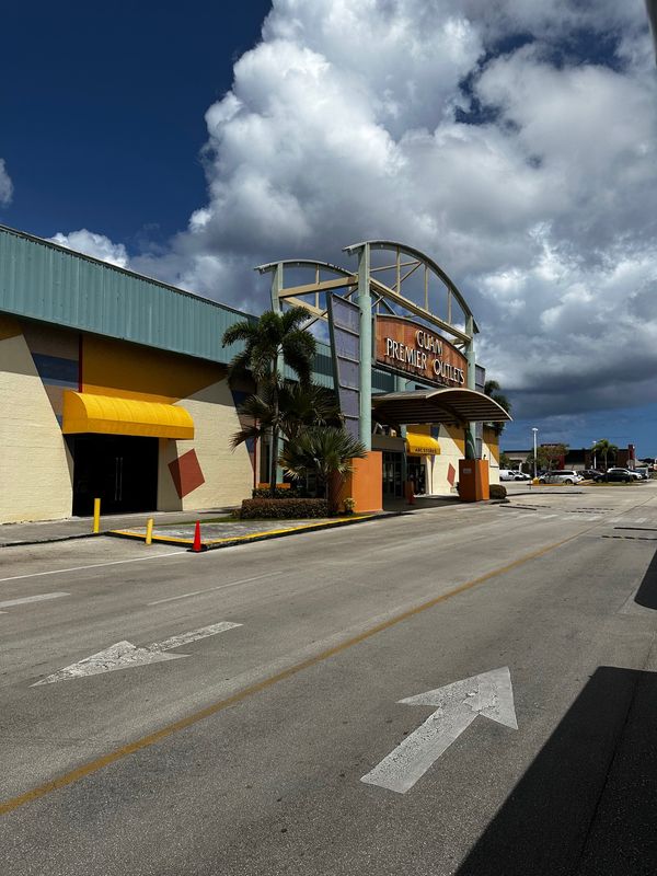 グアム「20年ぶりにグアム島へ！」の写真：ツバキ￼タワーの前からシャトルに乗ってア...