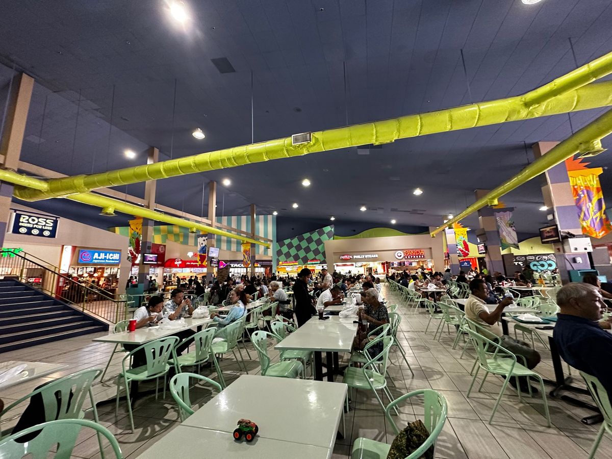 ツバキ￼タワーの前からシャトルに乗ってアウトレットモールに行く。シャトルは...