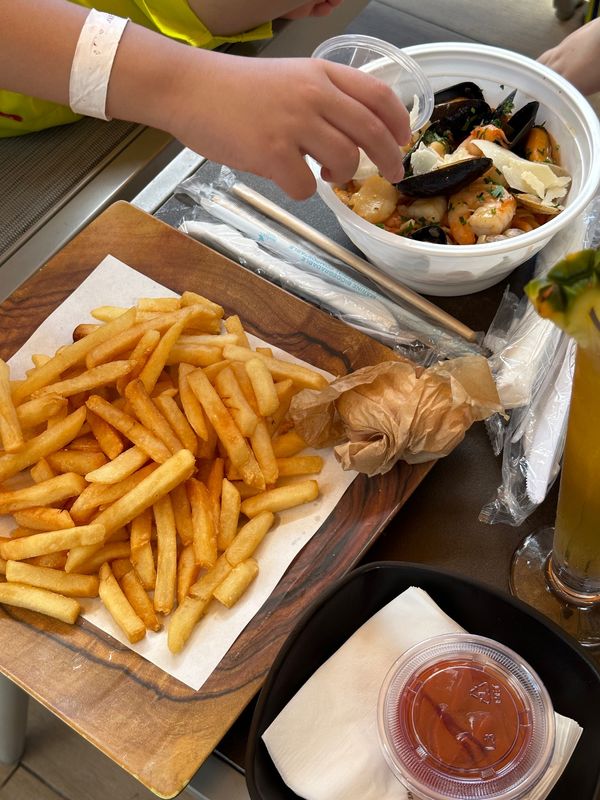 グアム「20年ぶりにグアム島へ！」の写真：プールサイドでのフードドリンク
写真にな...