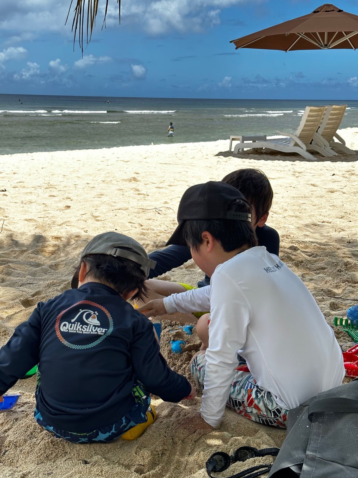 ツバキタワーには￼ビーチがないので、海に行きたい場合は隣の日航ホテルのビー...