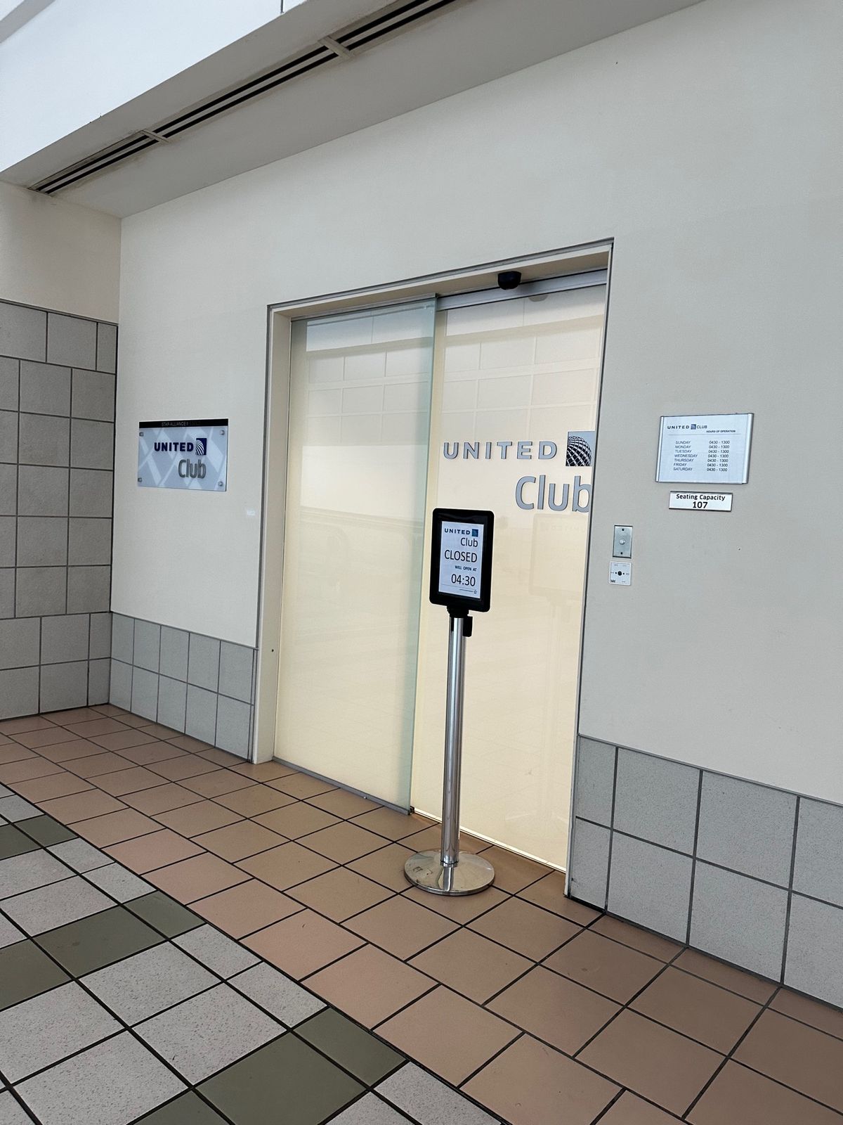 帰りの飛行機もユナイテッド航空。ユナイテッド航空のラウンジがなんとクローズ...