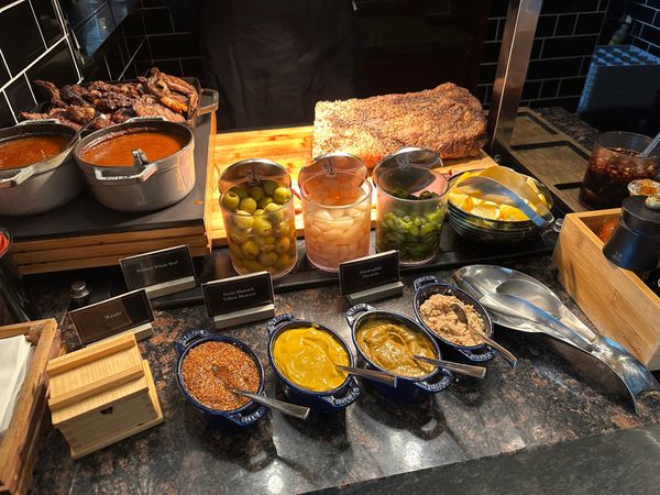 グアム「20年ぶりにグアム島へ！」の写真：ツバキタワークラブラウンジの食事はこんな感じ！