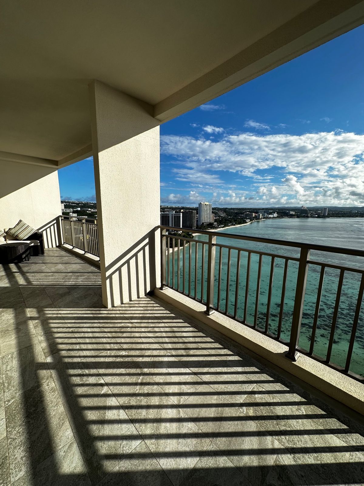 ツバキタワーに到着！

部屋はジュニアスイート。新しく綺麗で広い〜。そして...