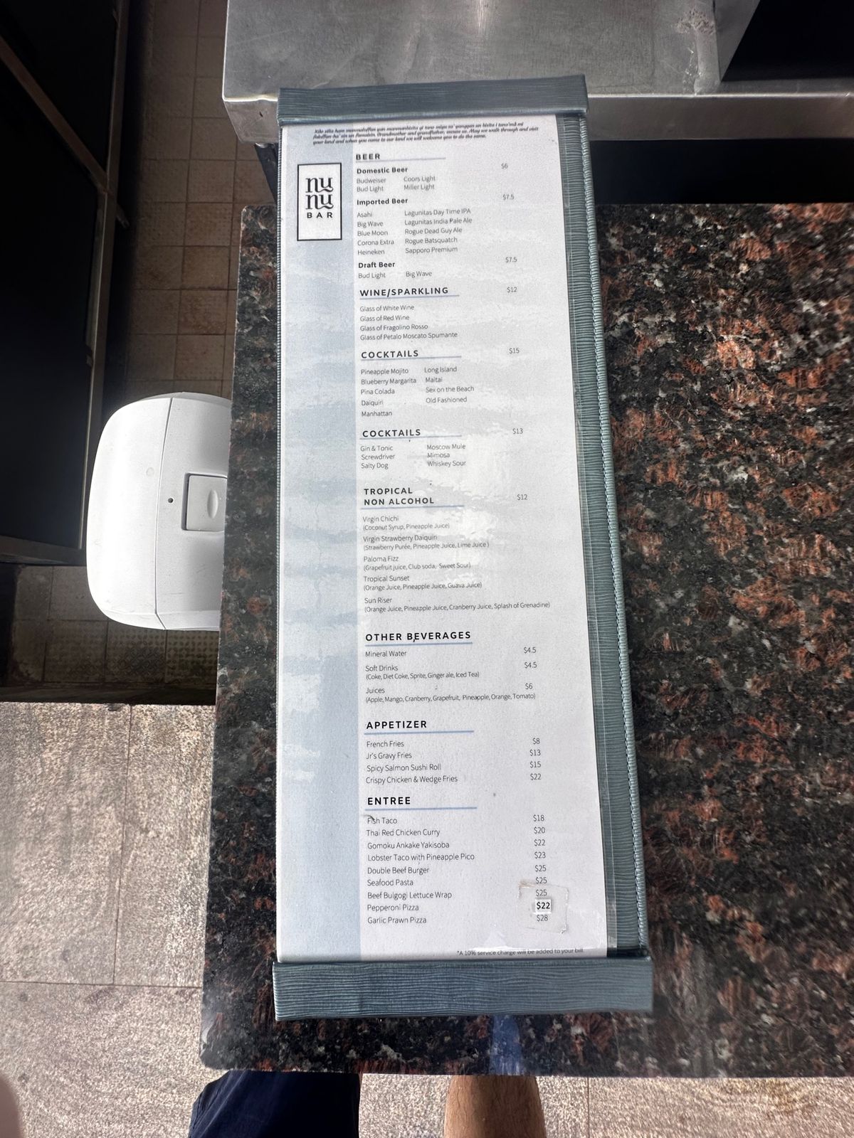 プールサイドでのフードドリンク
写真にないけどあんかけ焼きそばが美味しかっ...