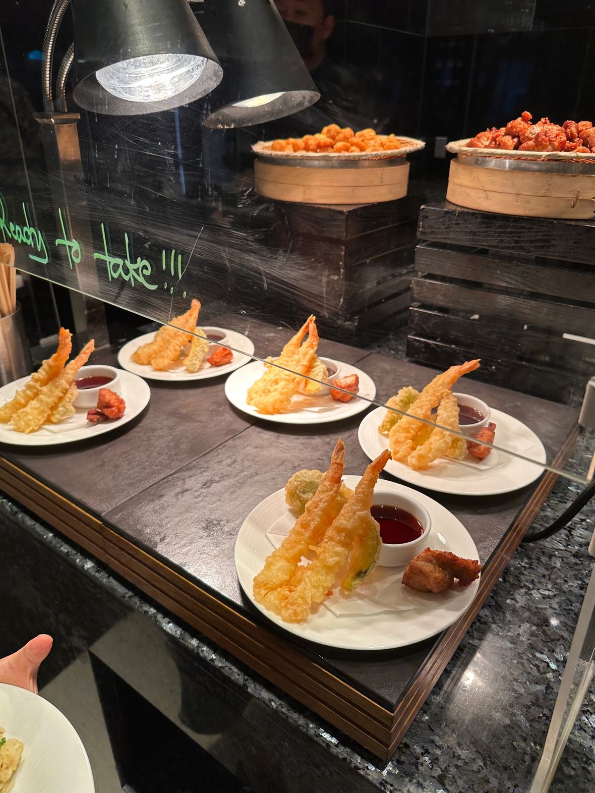 ツバキタワーのレストラン「カサ オセアノ」。朝食のブッフェ会場でもあるのだ...