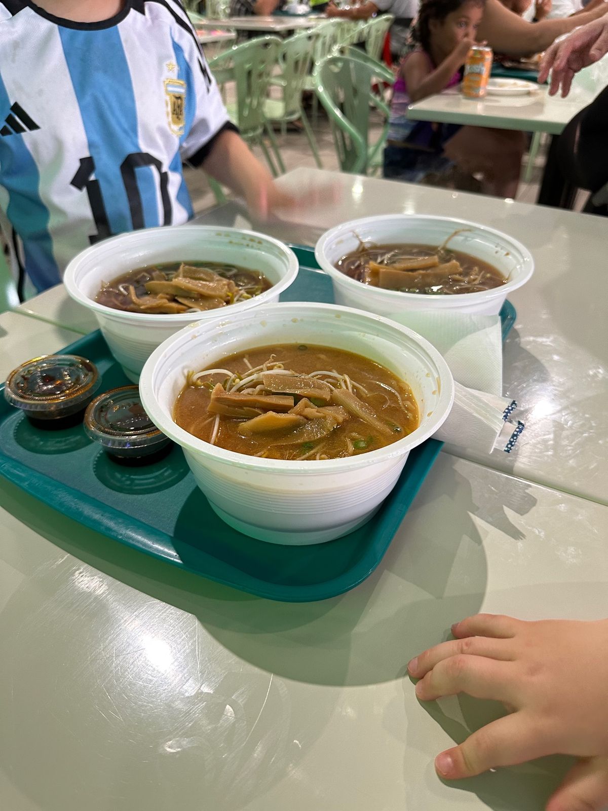 ツバキ￼タワーの前からシャトルに乗ってアウトレットモールに行く。シャトルは...