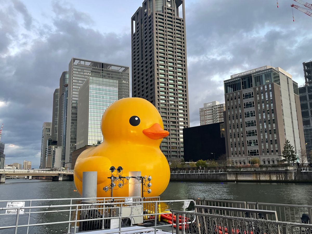 近鉄電車のヒノトリに乗って大阪へ。世界を旅する巨大な黄色いアヒルが中之島に...