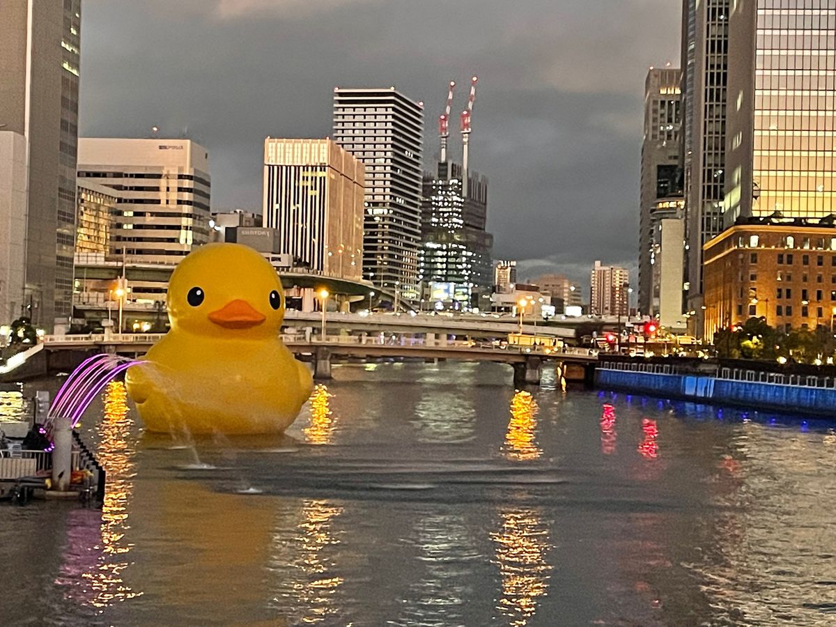 近鉄電車のヒノトリに乗って大阪へ。世界を旅する巨大な黄色いアヒルが中之島に...