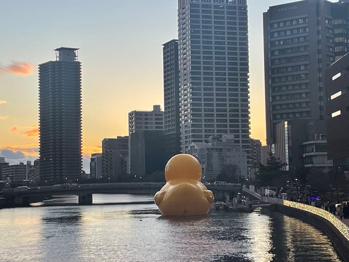 近鉄電車のヒノトリに乗って大阪へ。世界を旅する巨大な黄色いアヒルが中之島に...