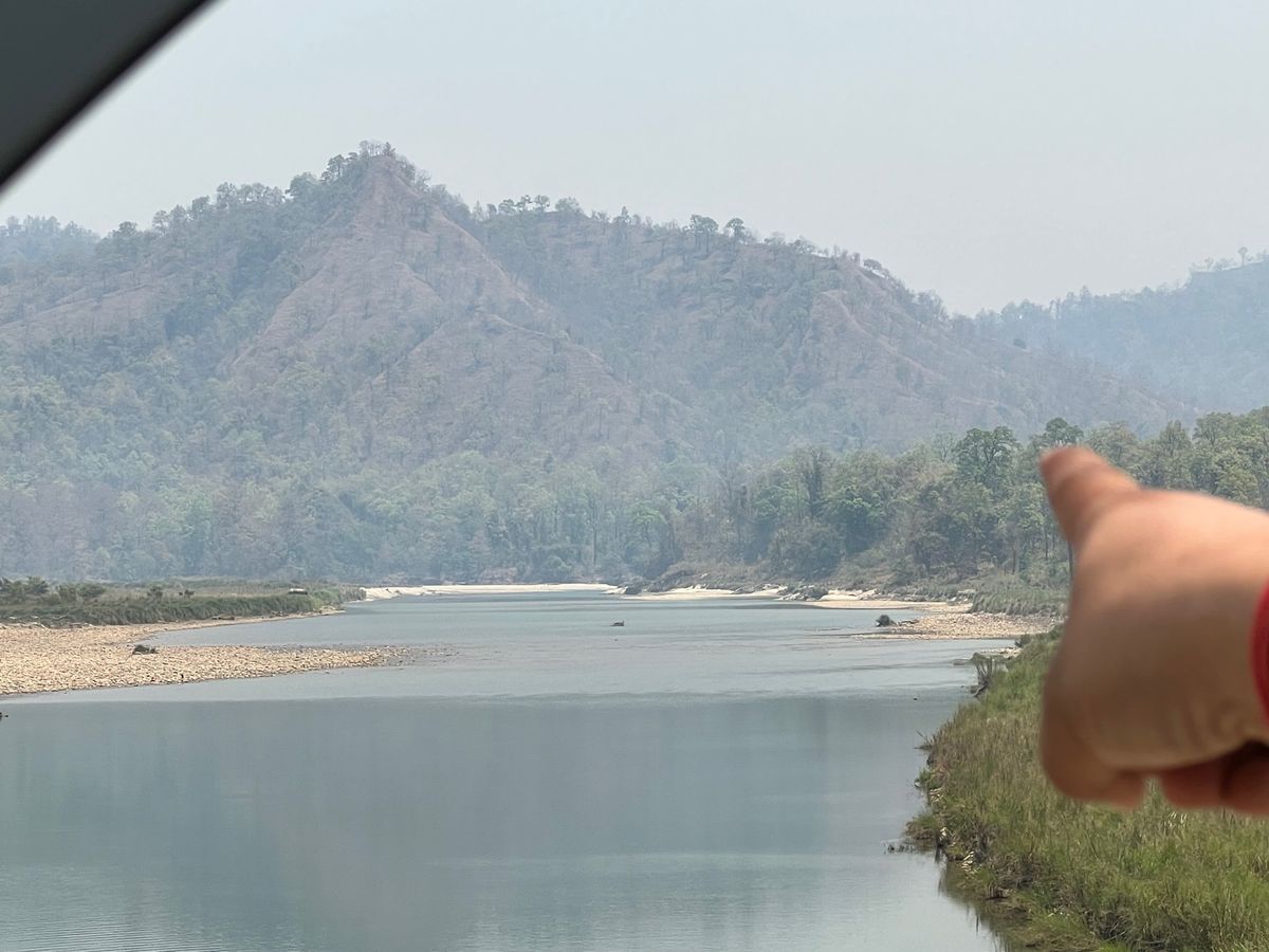 ネパールガンジからバルディアに向かってたら
ドライバーのお兄さんが
あ！あ...