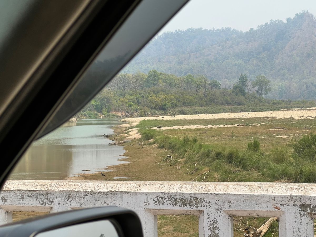 ネパールガンジからバルディアに向かってたら
ドライバーのお兄さんが
あ！あ...