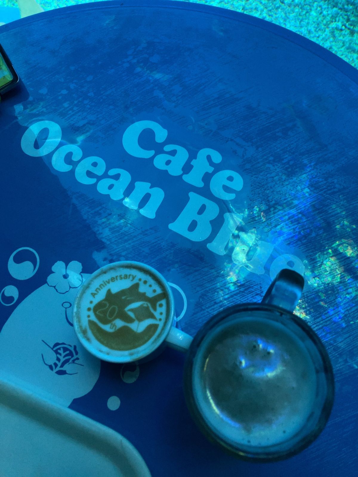 沖縄旅行2日目、美ら海水族館からスタートです🐟
大型水槽前の有料席で休憩。...