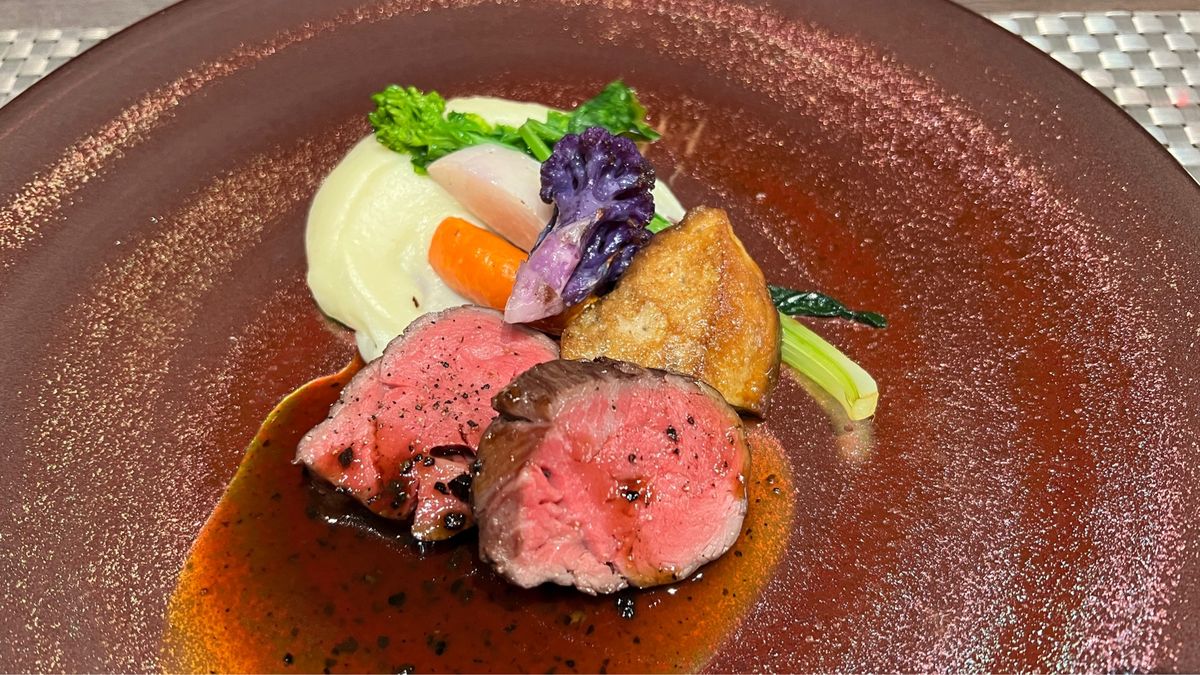 フレンチレストラン『ラ ヴィーニュ』にてフレンチのコースを料理を堪能した
