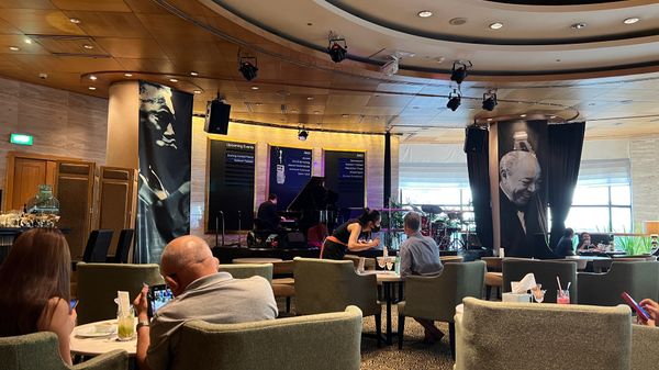 タイ・バンコク「タイ渡航前半」の写真：このホテルはプールがすごくオシャレ😊
飯...