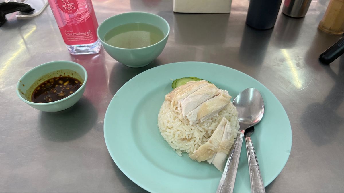 昼はピンクのカオマンガイにいったり、街をぶらぶらしてみた