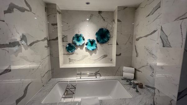 日本・奈良県「妻の誕生日お祝い＆結婚25周年の旅」の写真：お風呂・洗面台・リビング・ダイニング