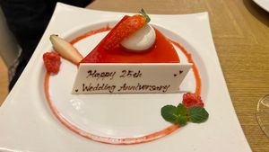 ラウンジでガッツリ食べてたら、結婚25周年のお祝いケーキを持ってきてくれました😊