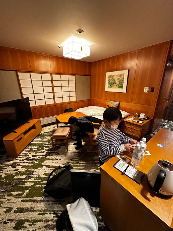 日本・軽井沢「今季最初で最後のスキー!軽井沢プリンスホテルスキー場」の写真:モヤの中を歩き8時過ぎに軽井沢プリンスホ...