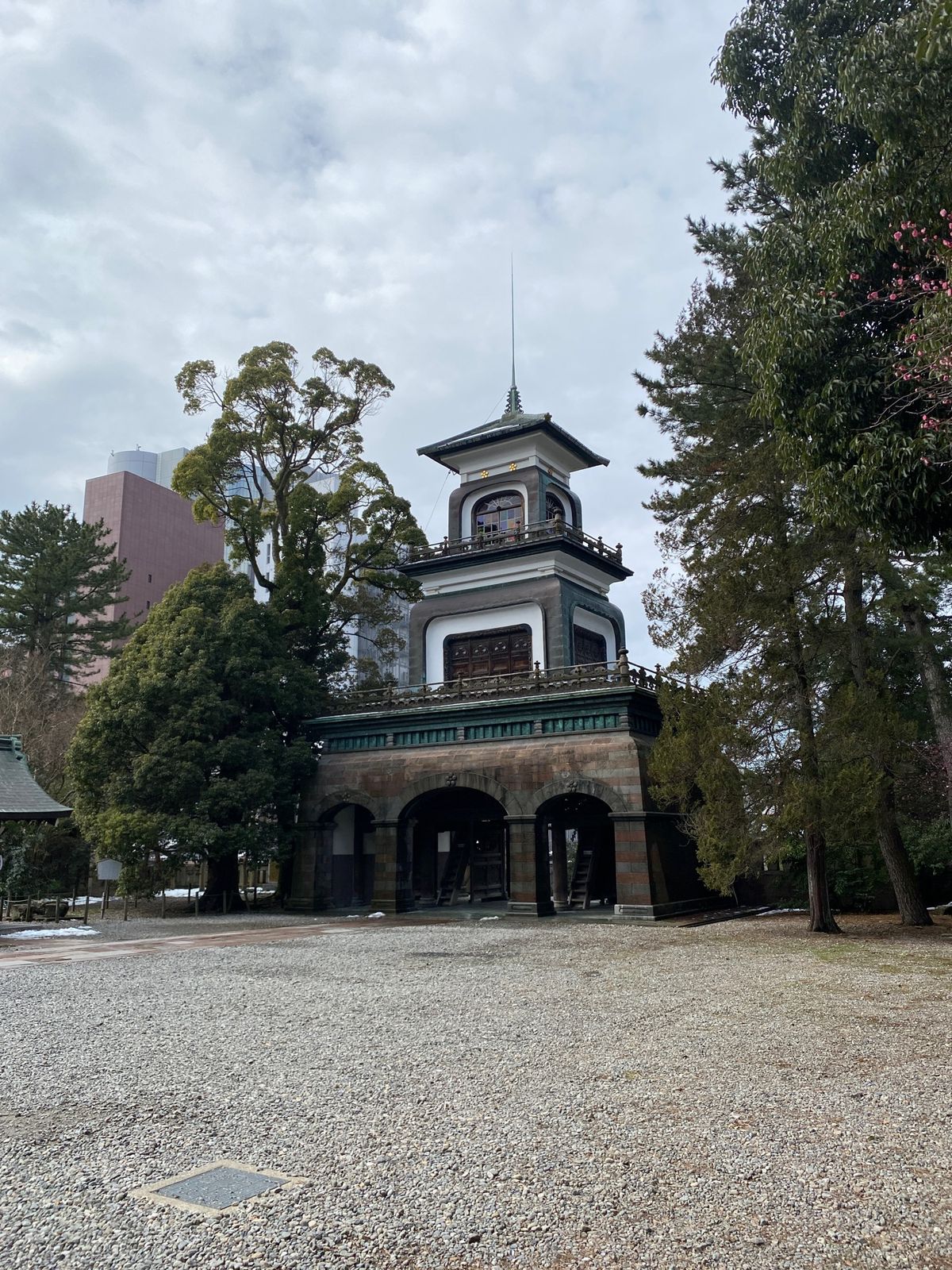 目的がのどぐろとは言え、せっかくなので観光も。
尾山神社のステンドグラス。...