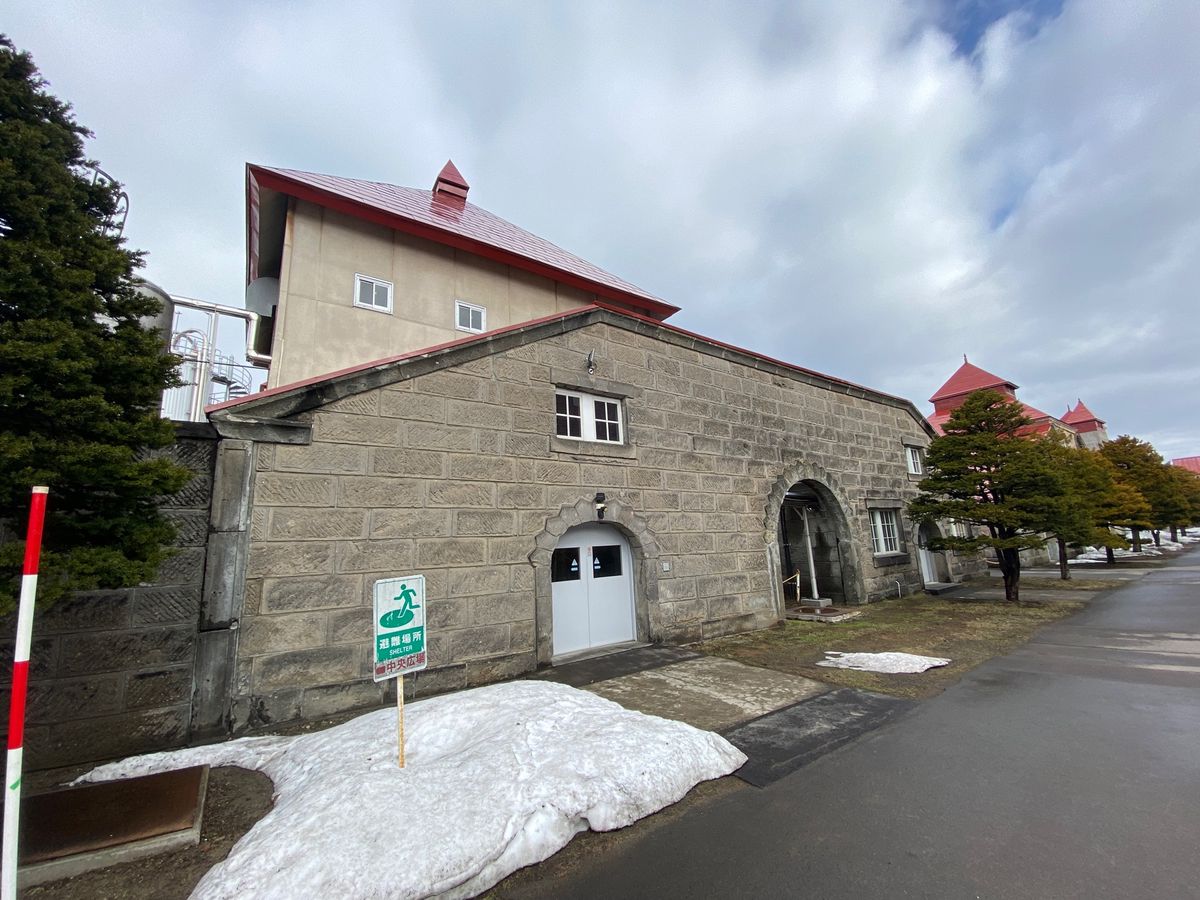 蒸留所を見学して試飲をいただく、大人ならではの修学旅行。