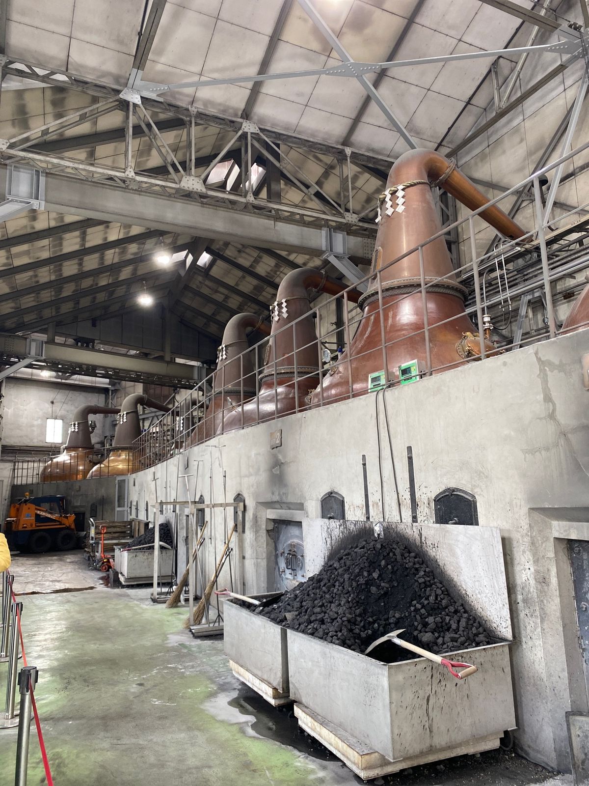 蒸留所を見学して試飲をいただく、大人ならではの修学旅行。