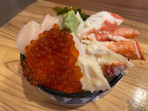 札幌への帰り道、小樽に寄って海鮮丼。
とても贅沢。