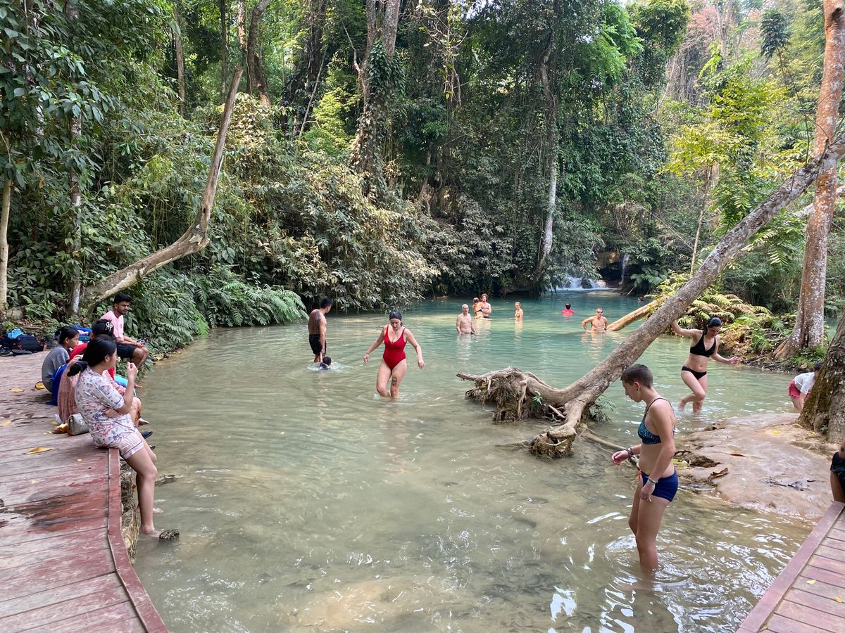 クァンシーの滝。
現地で知り合った友達が連れて行ってくれた‼︎
そして滝の...