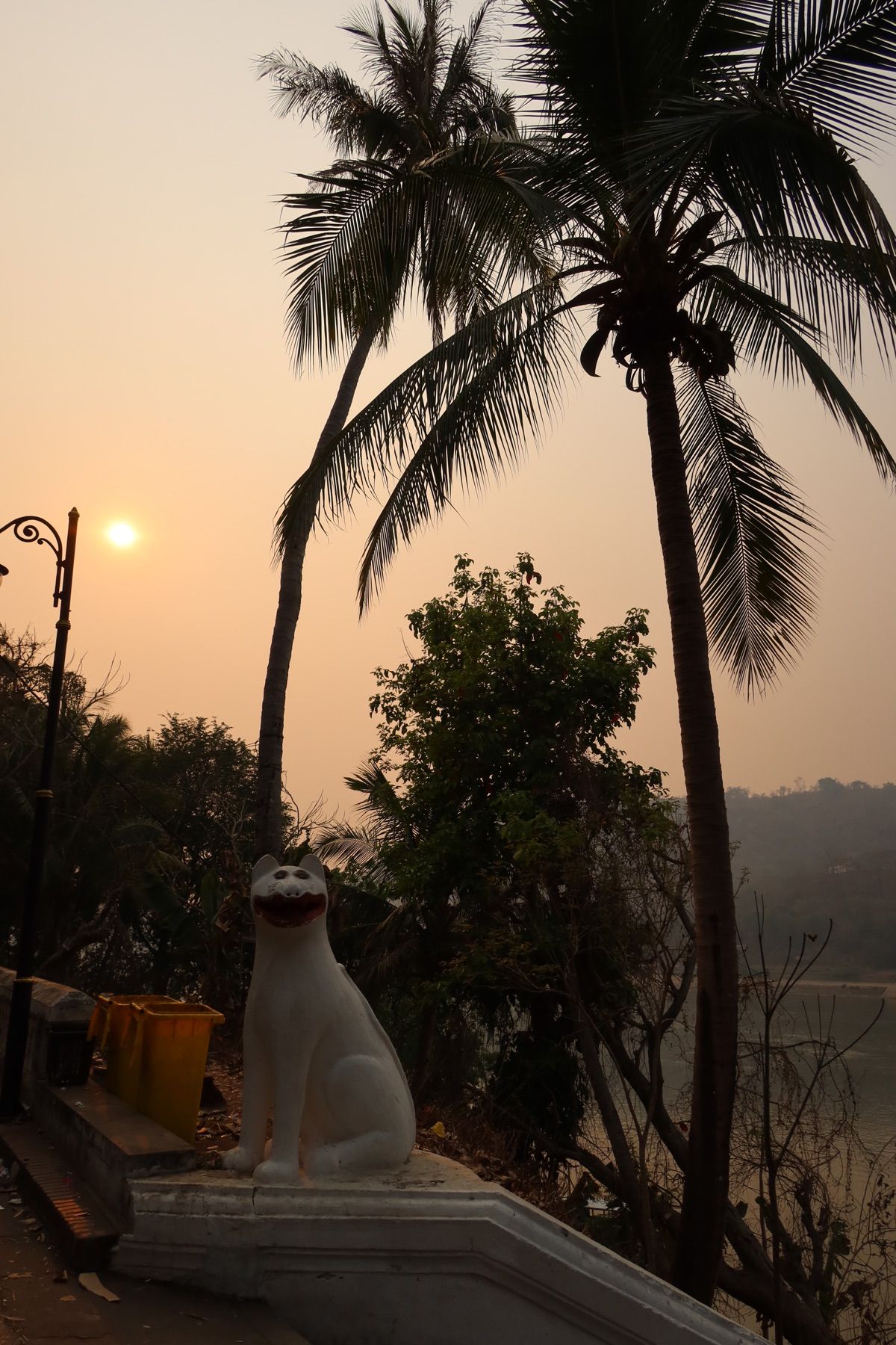 夕陽に照らされたワットシェントーンと、メコン川に沈む夕陽。