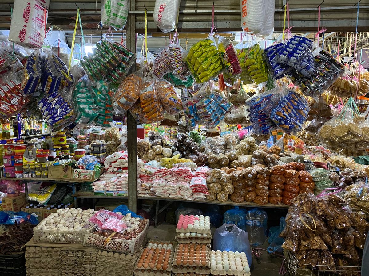 カフェの帰りにローカルな市場へ。
売り方も売っているものも珍しくて見応えあり‼︎