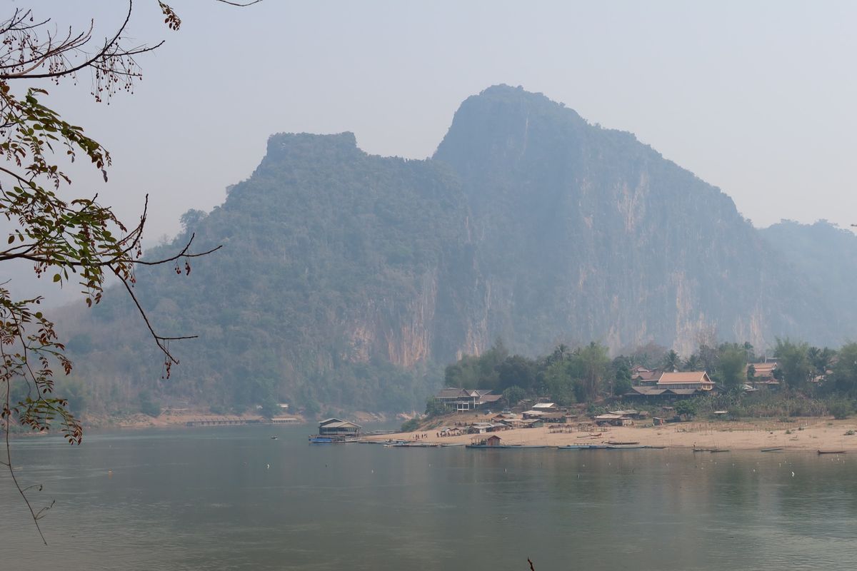 ホテルで手配してくれたトゥクトゥクでパクウー洞窟へ。洞窟はメコン川の向こう...