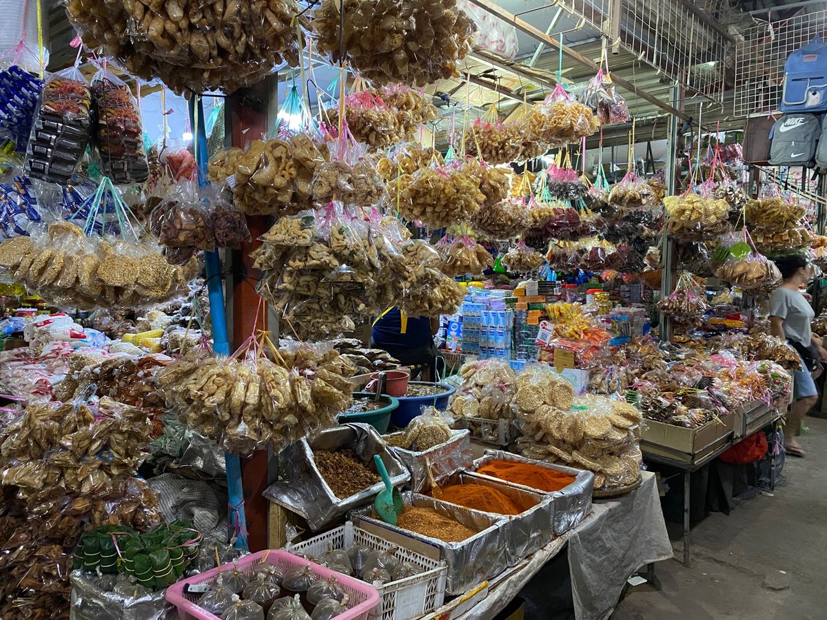 カフェの帰りにローカルな市場へ。
売り方も売っているものも珍しくて見応えあり‼︎