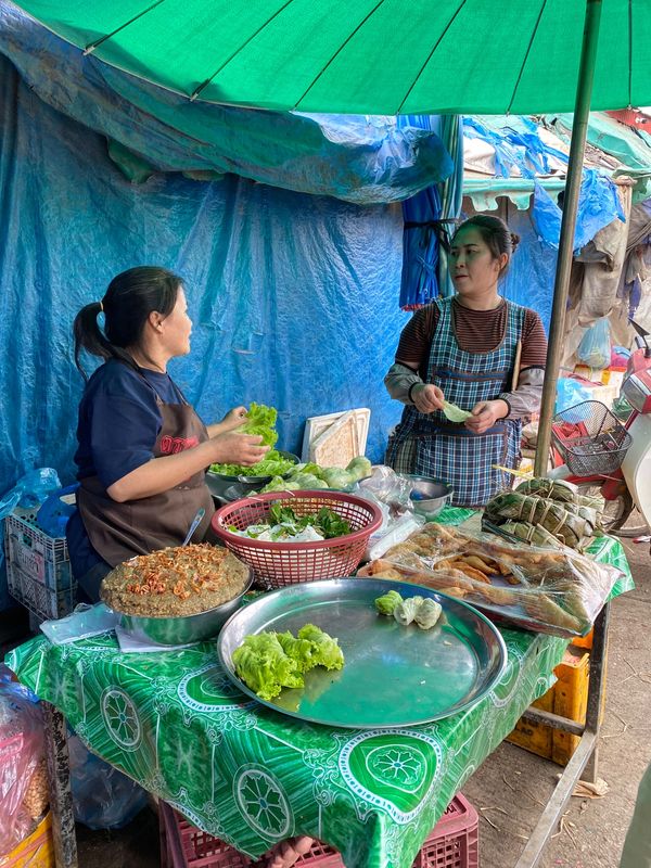 ラオス人民民主共和国・ルアンパバーン「ラオス🇱🇦」の写真：カフェの帰りにローカルな市場へ。
売り方...