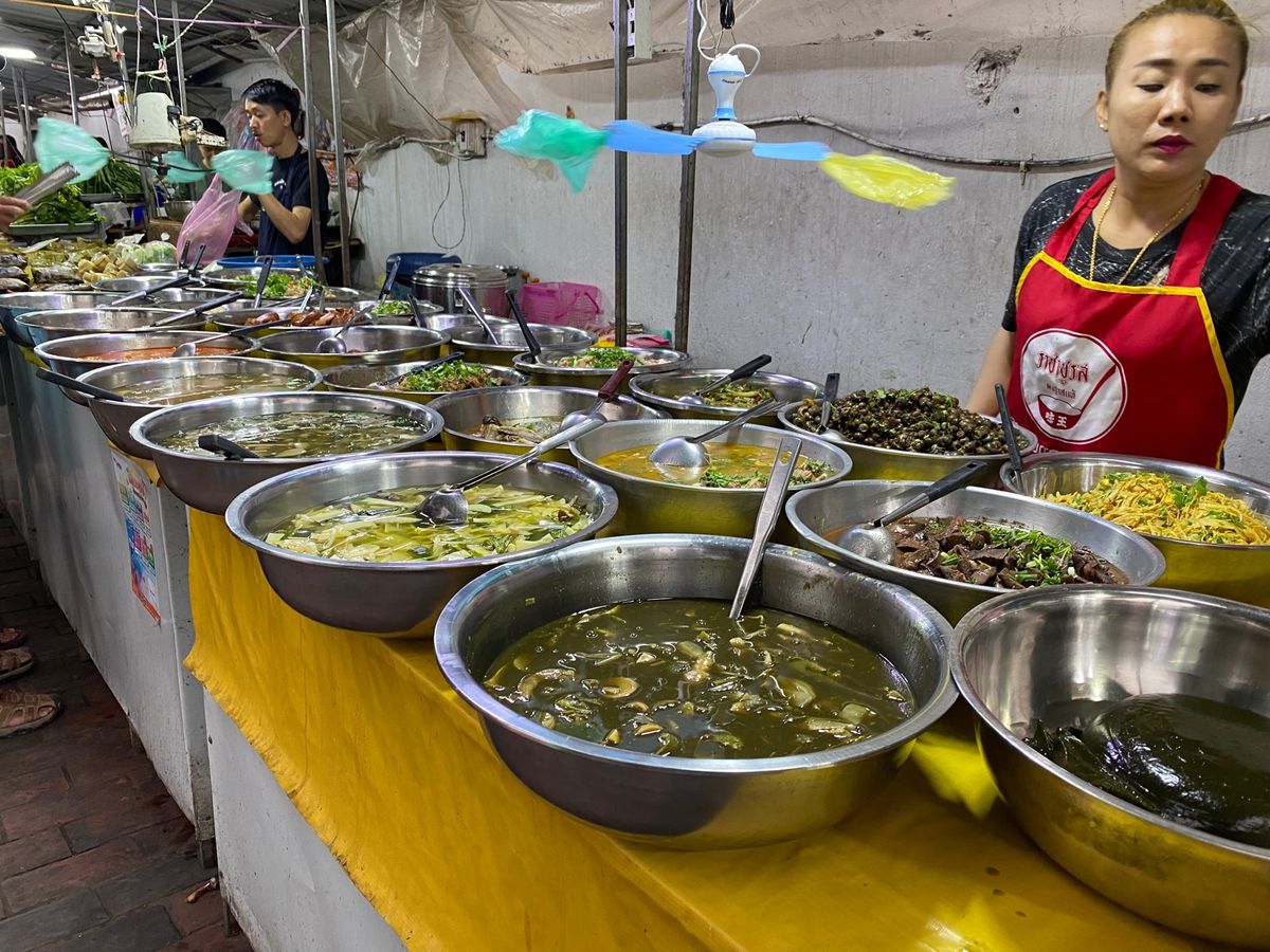 最後の晩御飯😋
ナイトマーケットで買ってきたものを友人と一緒に食べた。ラオ...